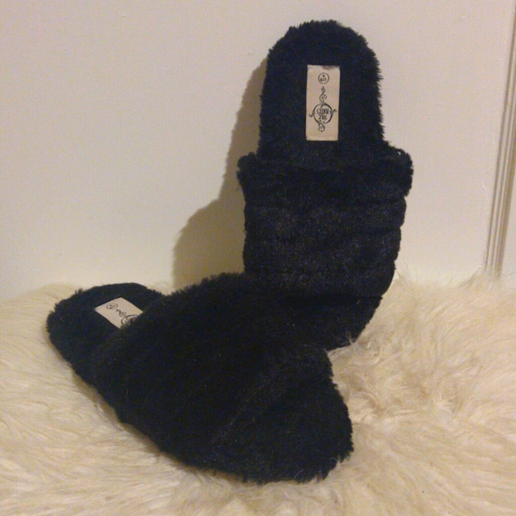 Sole Mates Black Faux Fur Slide Slippers size S (6/7) - Picture 1 of 4